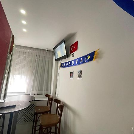 Shesh Hostel Prishtine Bagian luar foto