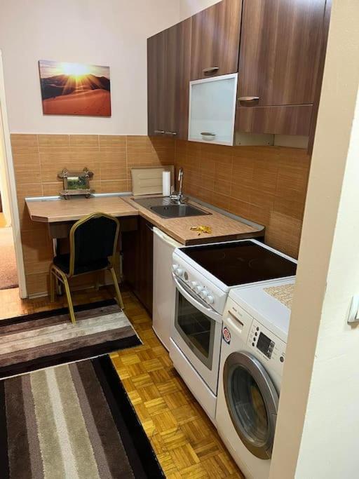 Shesh Hostel Prishtine Bagian luar foto