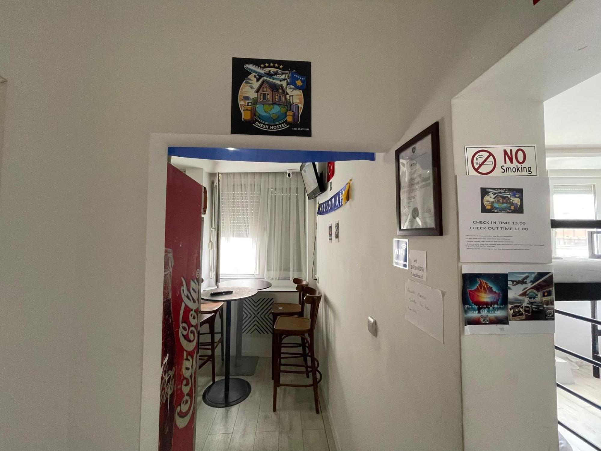 Shesh Hostel Prishtine Bagian luar foto