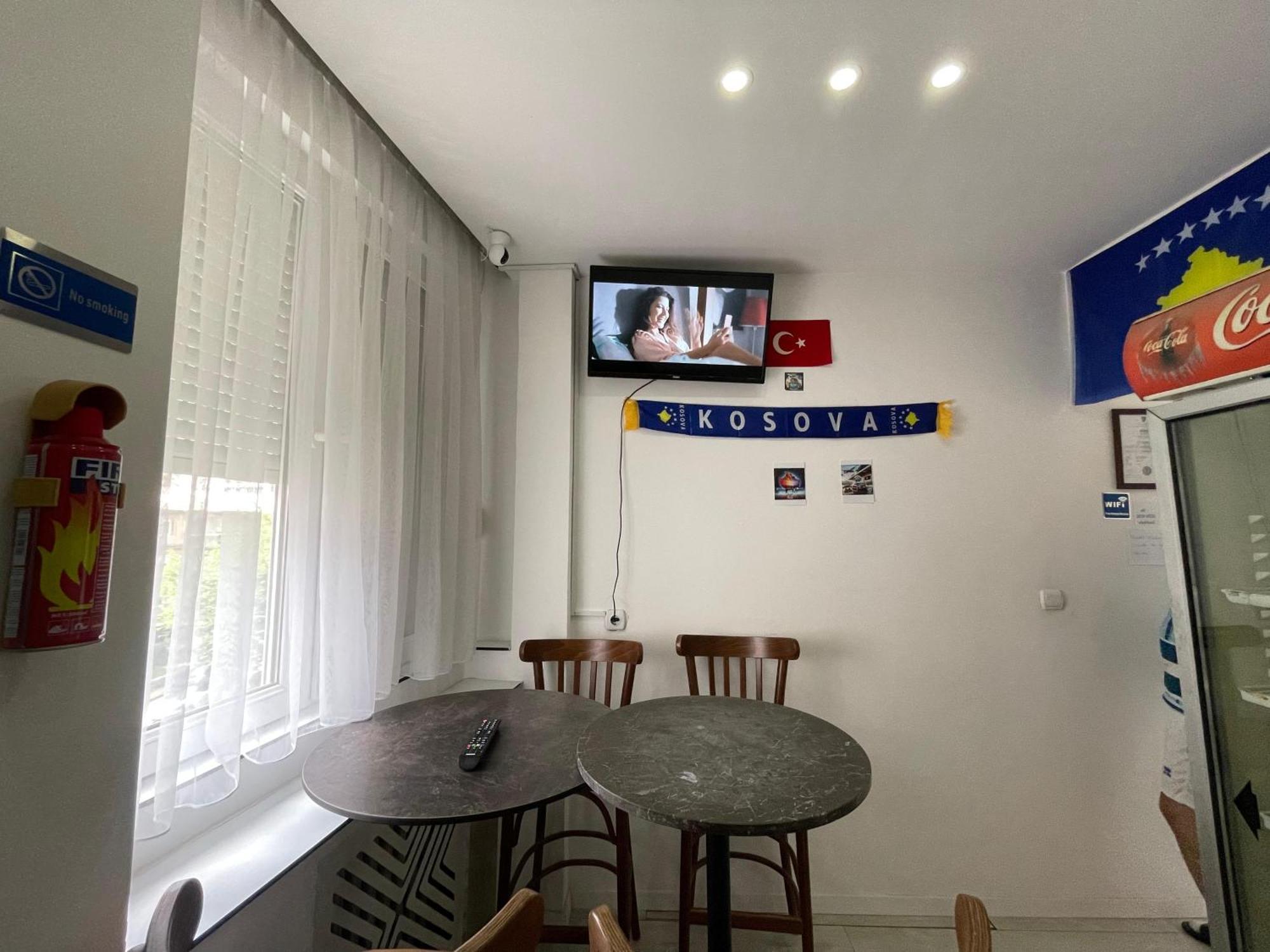 Shesh Hostel Prishtine Bagian luar foto