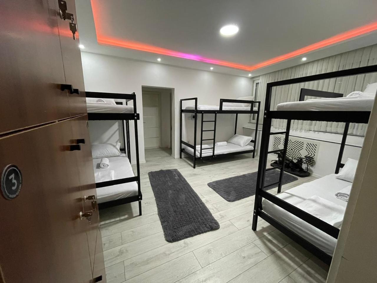 Shesh Hostel Prishtine Bagian luar foto
