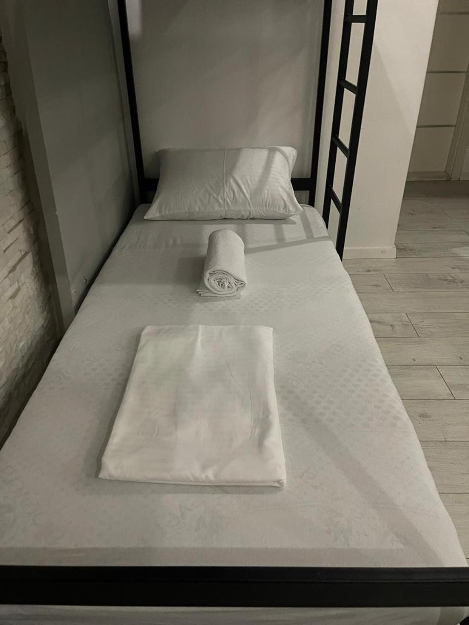 Shesh Hostel Prishtine Bagian luar foto