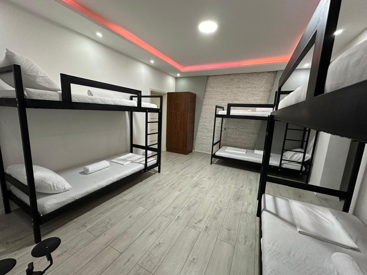 Shesh Hostel Prishtine Bagian luar foto