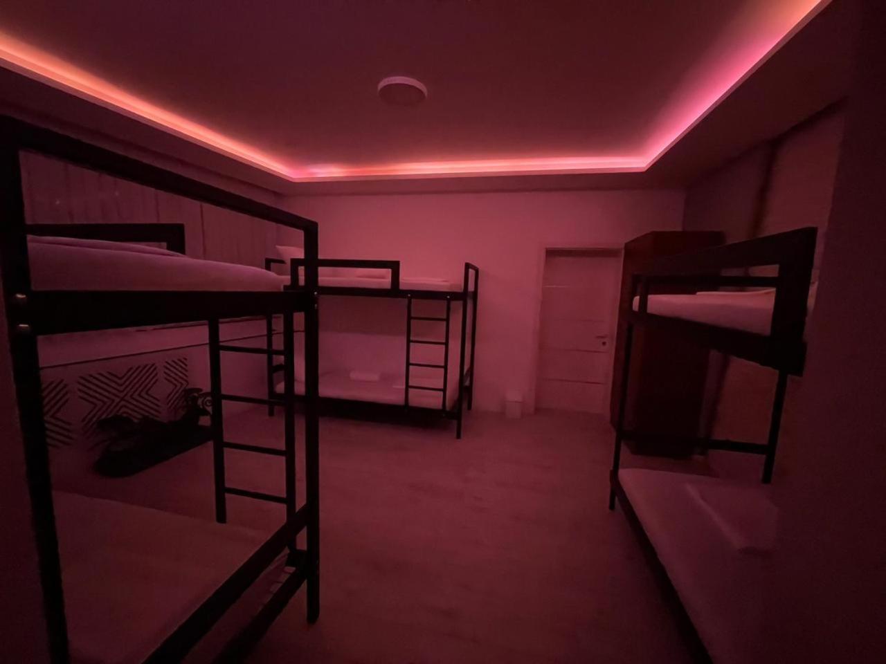 Shesh Hostel Prishtine Bagian luar foto