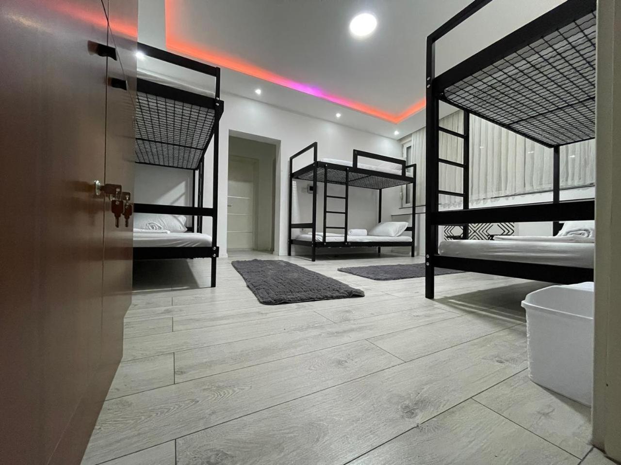 Shesh Hostel Prishtine Bagian luar foto