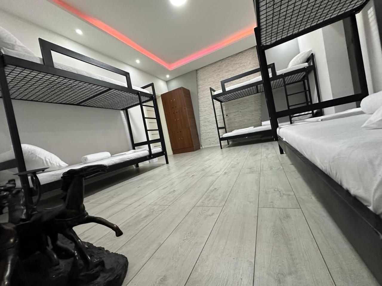 Shesh Hostel Prishtine Bagian luar foto