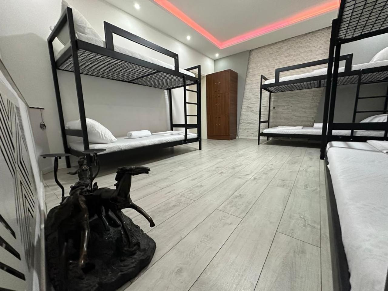 Shesh Hostel Prishtine Bagian luar foto