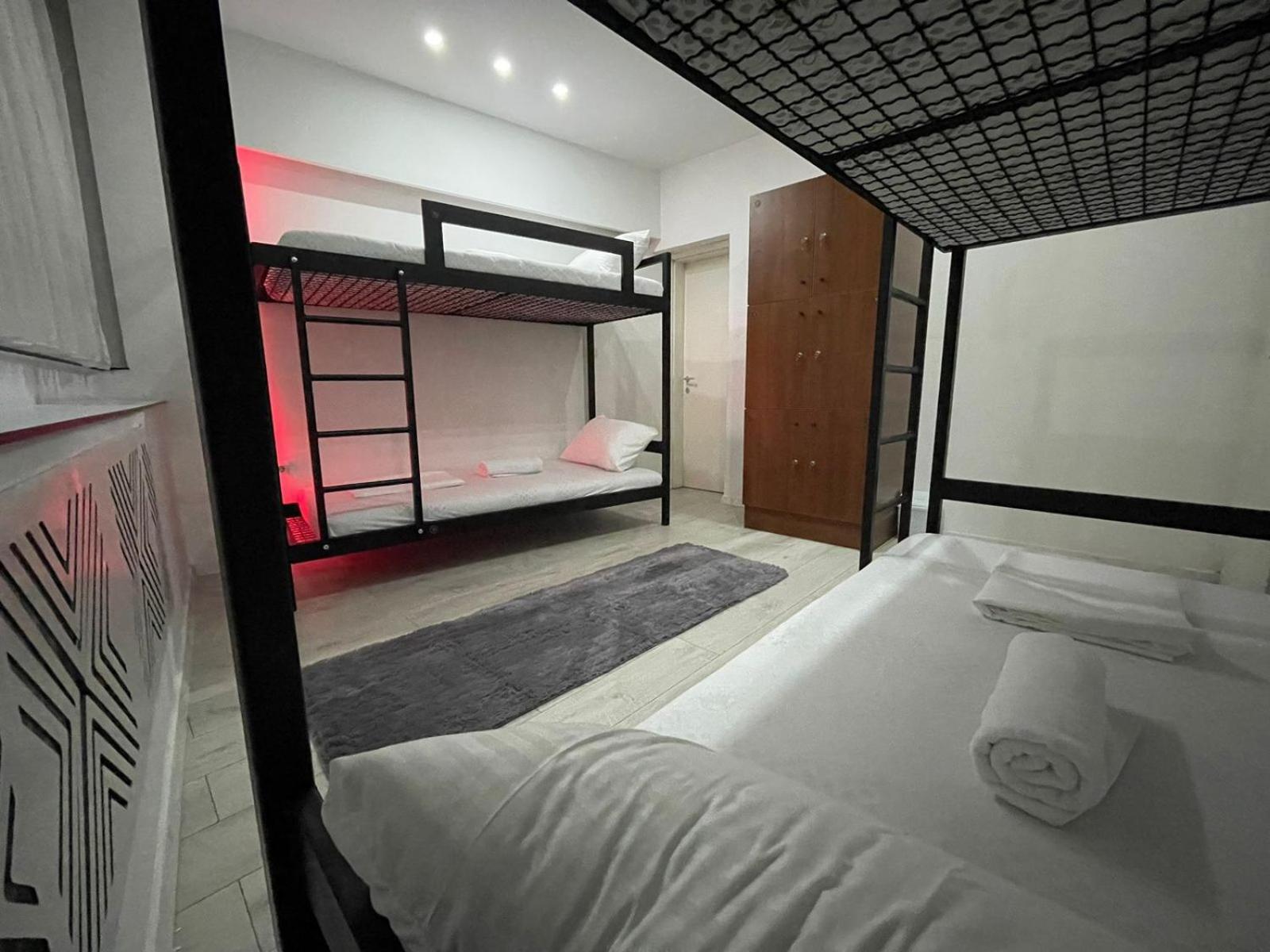 Shesh Hostel Prishtine Bagian luar foto
