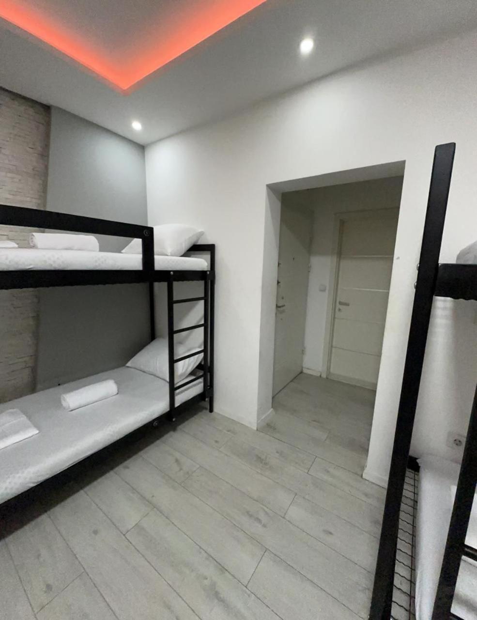 Shesh Hostel Prishtine Bagian luar foto