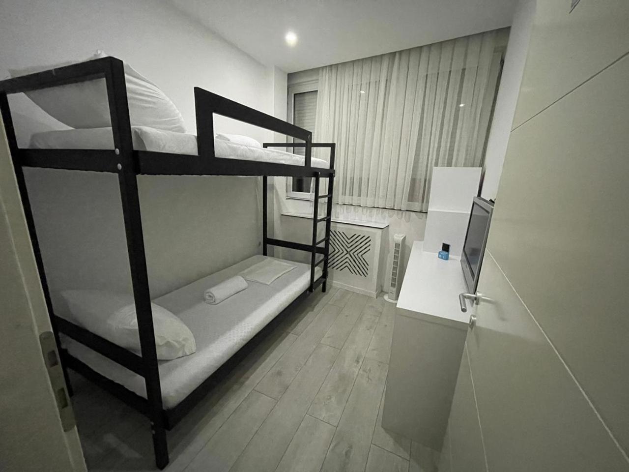 Shesh Hostel Prishtine Bagian luar foto