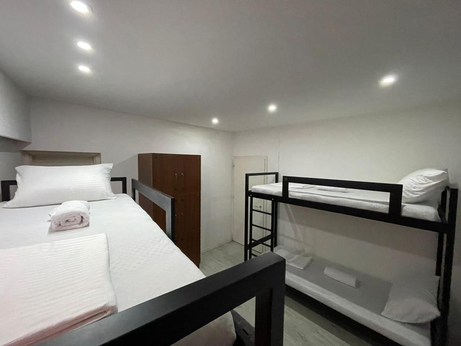 Shesh Hostel Prishtine Bagian luar foto