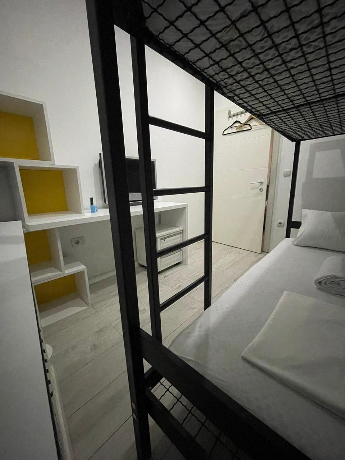 Shesh Hostel Prishtine Bagian luar foto