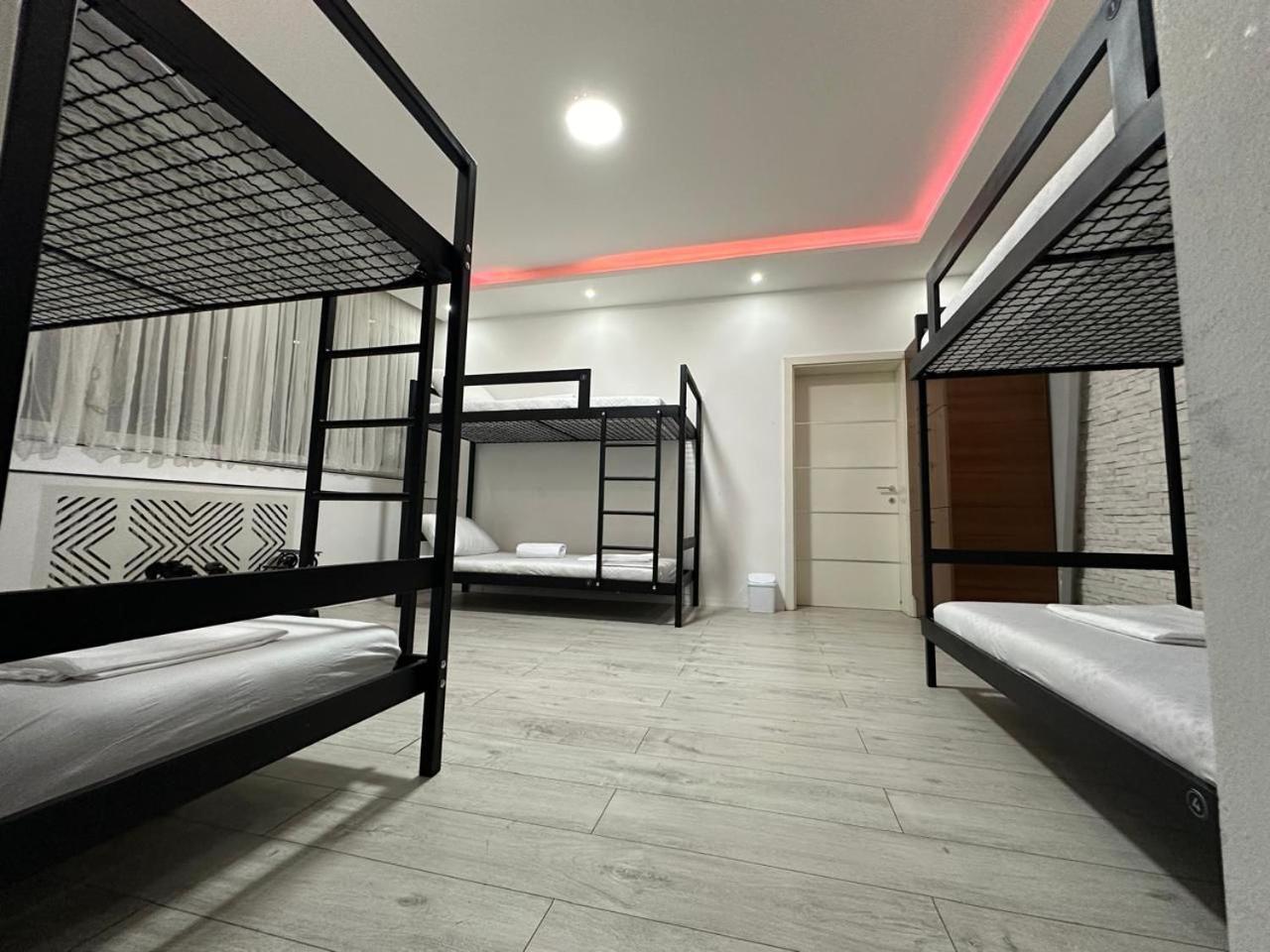 Shesh Hostel Prishtine Bagian luar foto