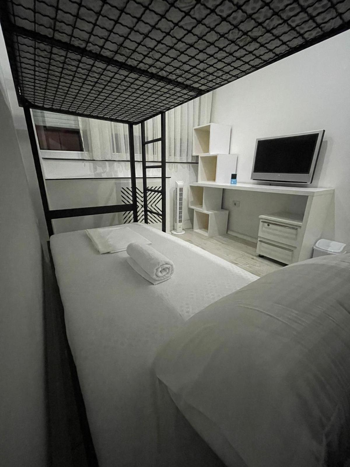 Shesh Hostel Prishtine Bagian luar foto